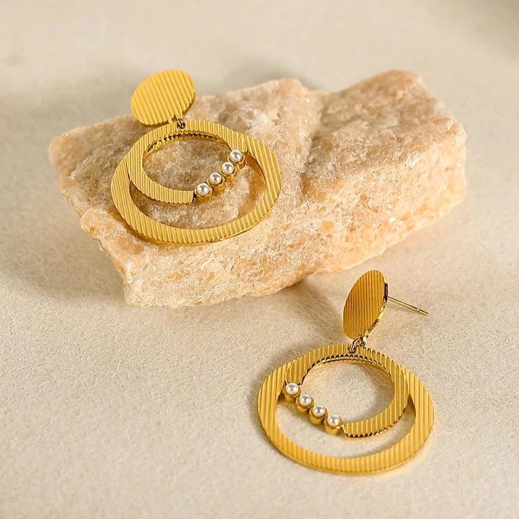 Brinco Circulo Trabalhado com Pérolas - Beverly Joias