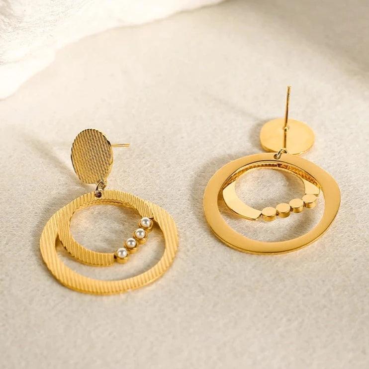 Brinco Circulo Trabalhado com Pérolas - Beverly Joias