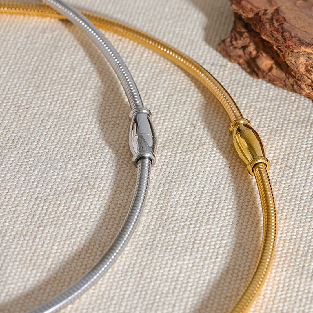 Colar Gargantilha Choker com Pingente Deitado Irregular