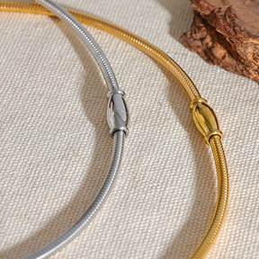 Colar Gargantilha Choker com Pingente Deitado Irregular