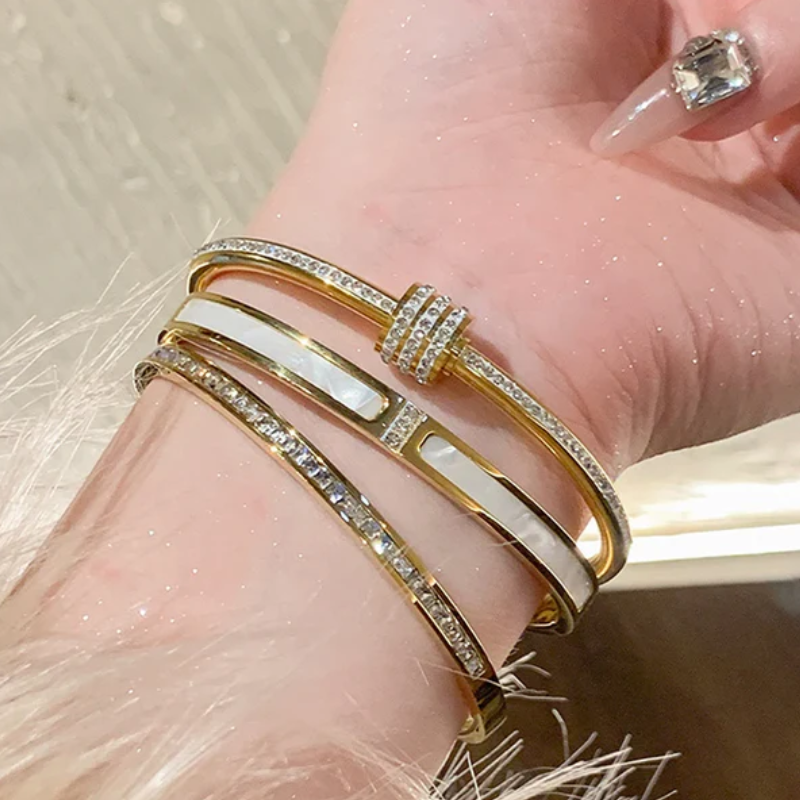 Pulseira Rígida com Pingente Cravejado