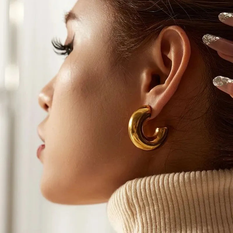 Brincos Estilo Ear Cuff com Furo em Forma de C e Textura Lisa