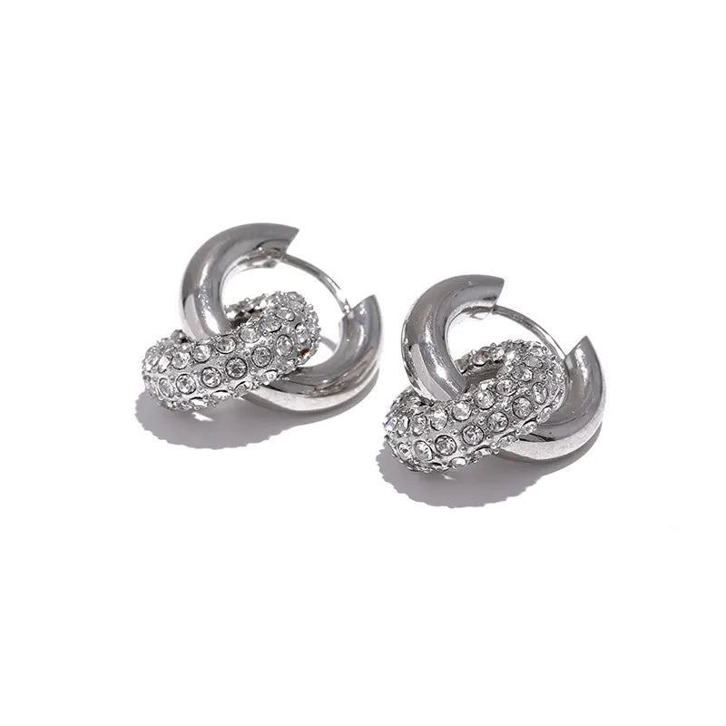 Brinco Hoop com Pingente de Argola Cravejada de Zircônias