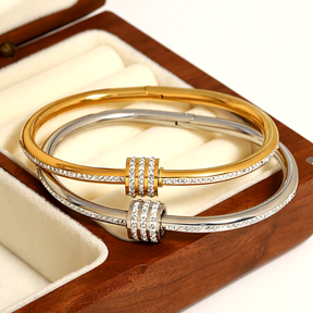 Pulseira Rígida com Pingente Cravejado