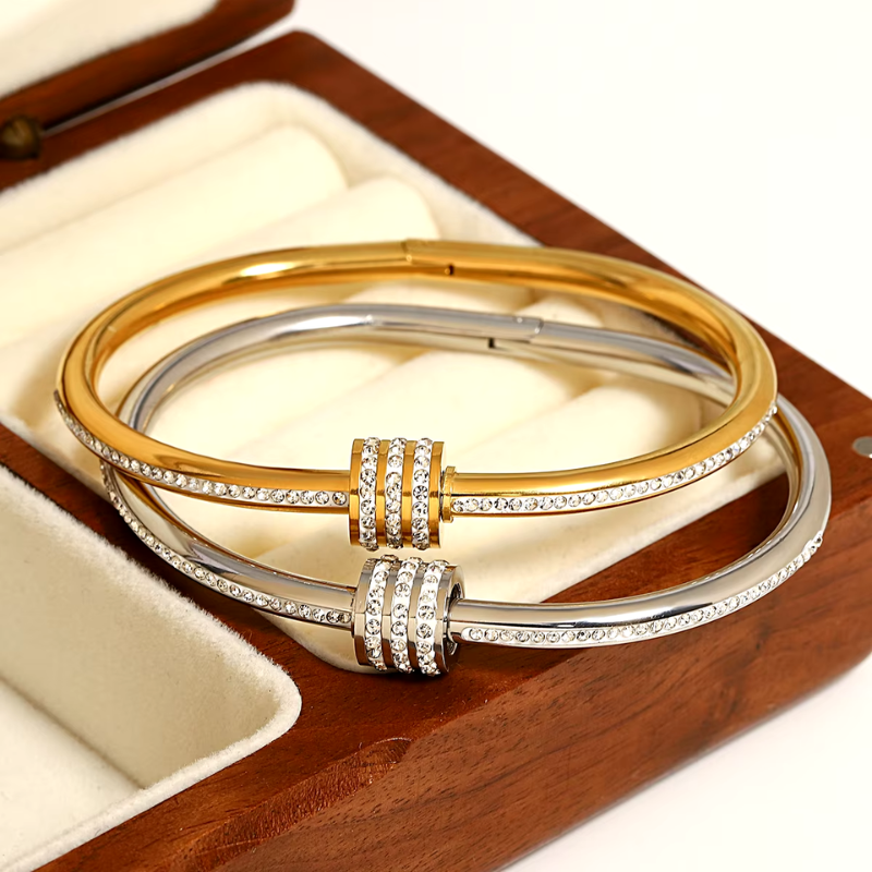 Pulseira Rígida com Pingente Cravejado
