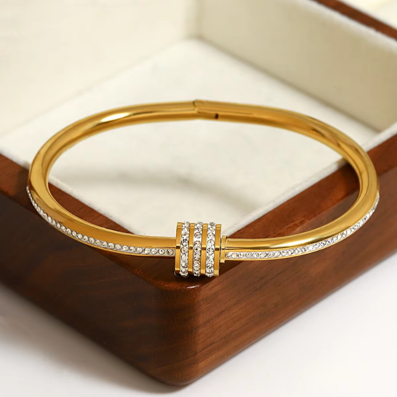Pulseira Rígida com Pingente Cravejado