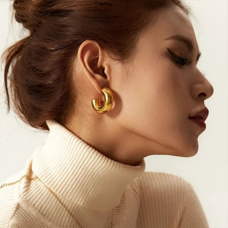 Brincos Estilo Ear Cuff com Furo em Forma de C e Textura Lisa
