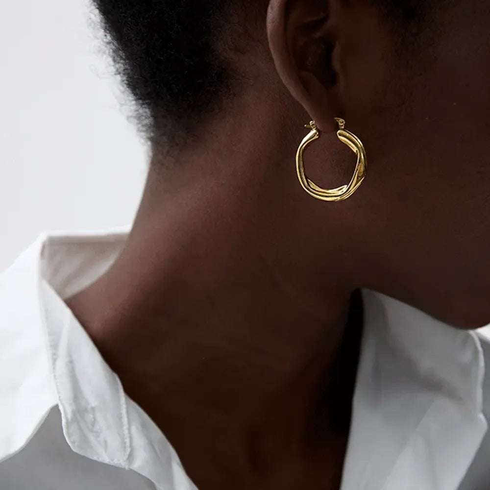 Brinco Hoop Argola Irregular Abstrata