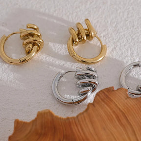 Brinco Hoop com Argola e Pingente de Mola Entrelaçada
