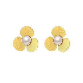 Brinco Flor de Três Pétalas com Pérola