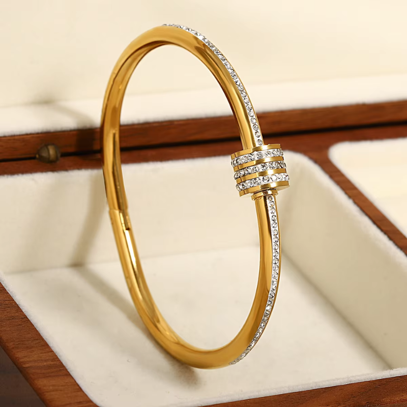 Pulseira Rígida com Pingente Cravejado