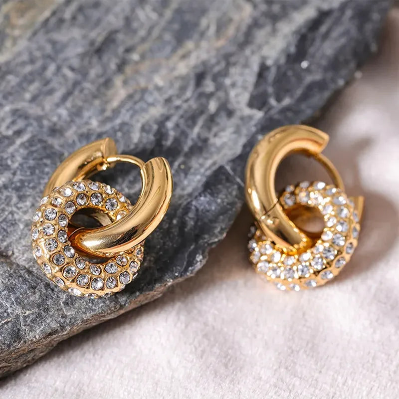 Brinco Hoop com Pingente de Argola Cravejada de Zircônias