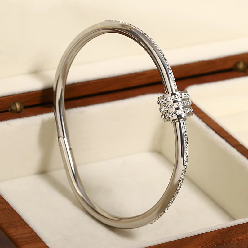 Pulseira Rígida com Pingente Cravejado