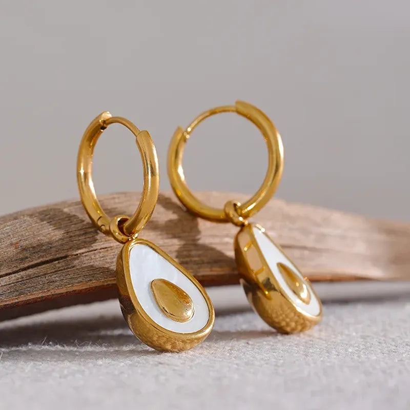 Brinco Hoop com Pingente de Abacate e Concha Natural