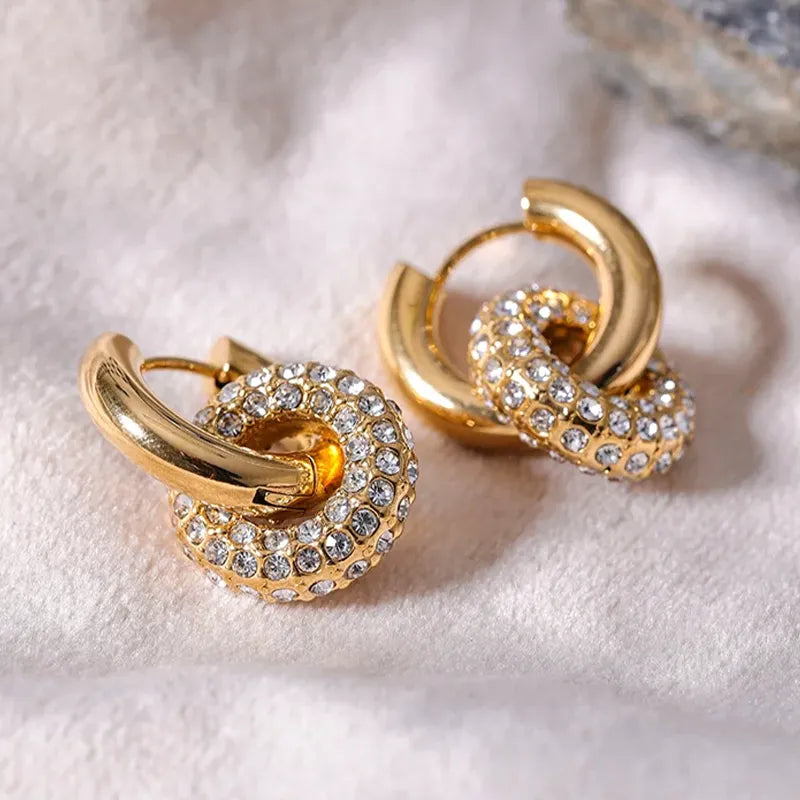 Brinco Hoop com Pingente de Argola Cravejada de Zircônias