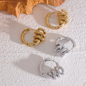 Brinco Hoop com Argola e Pingente de Mola Entrelaçada
