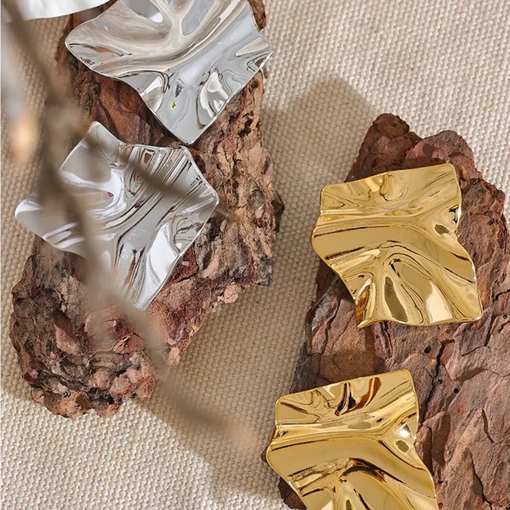 Brinco Grande Geométrico Irregular com Textura Metálica
