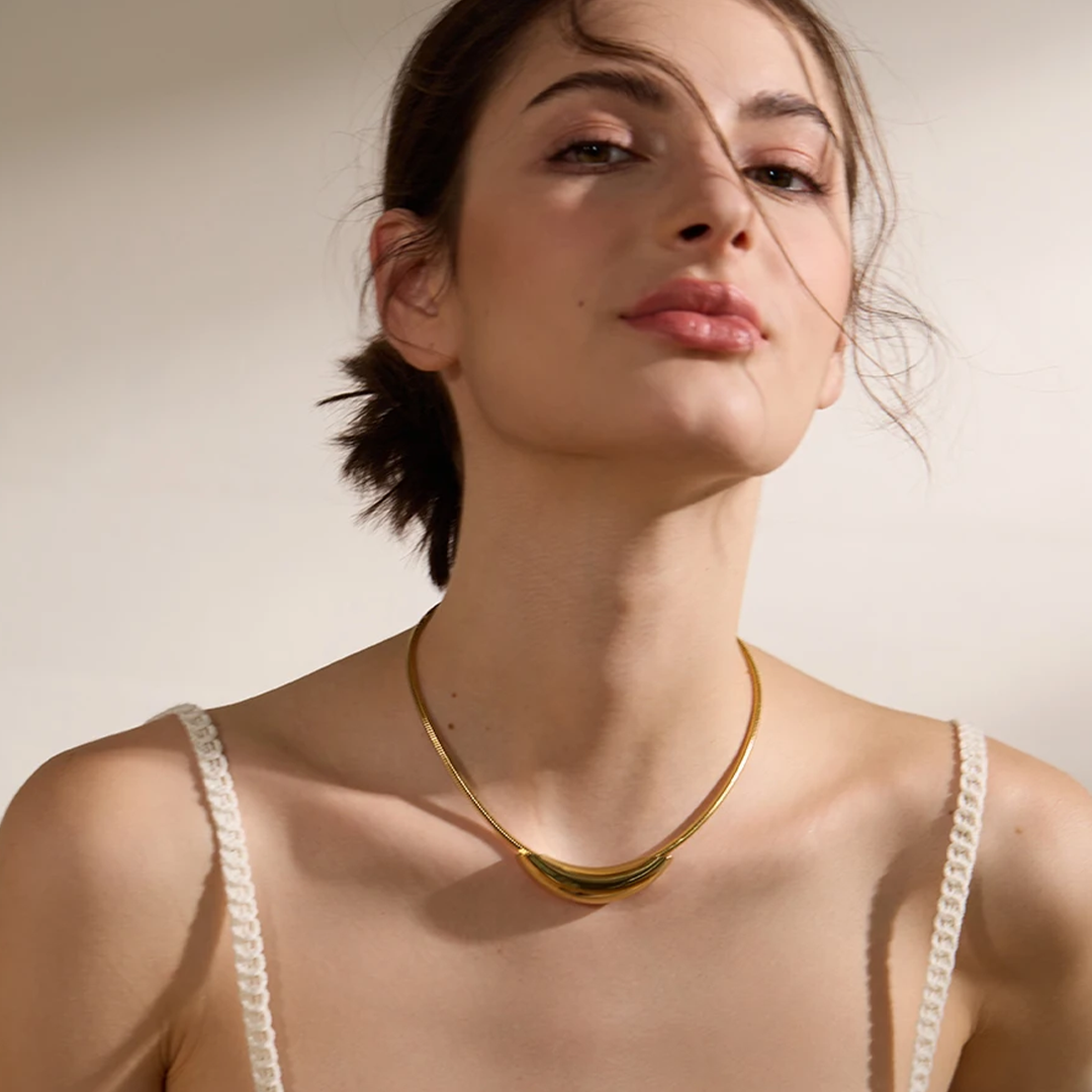 Colar Gargantilha Choker com Pingente Deitado Irregular