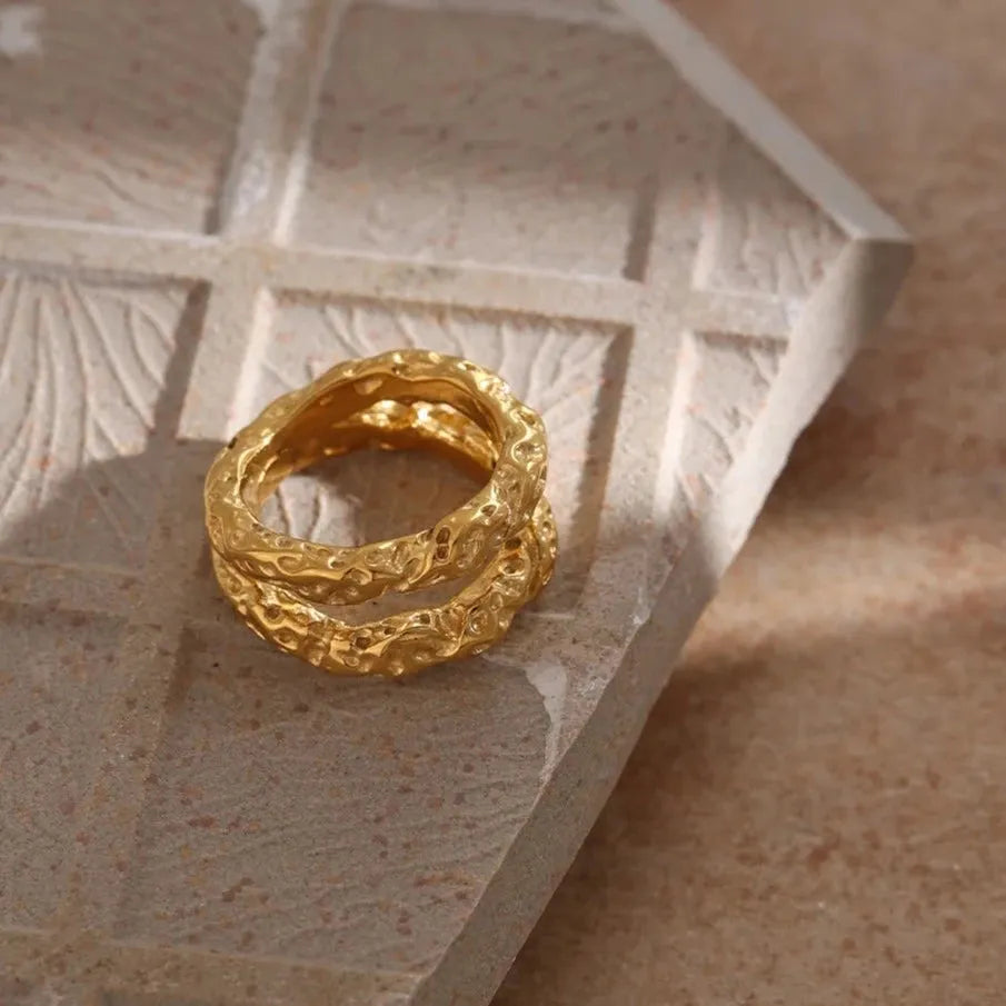 Anel Camada Dupla com Textura Irregular Banhado em Ouro