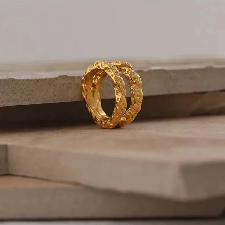 Anel Camada Dupla com Textura Irregular Banhado em Ouro