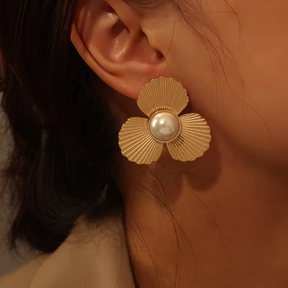Brinco Flor de Três Pétalas com Pérola
