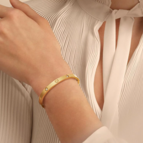 Pulseira Love com Coração Cravejada de Zircônia