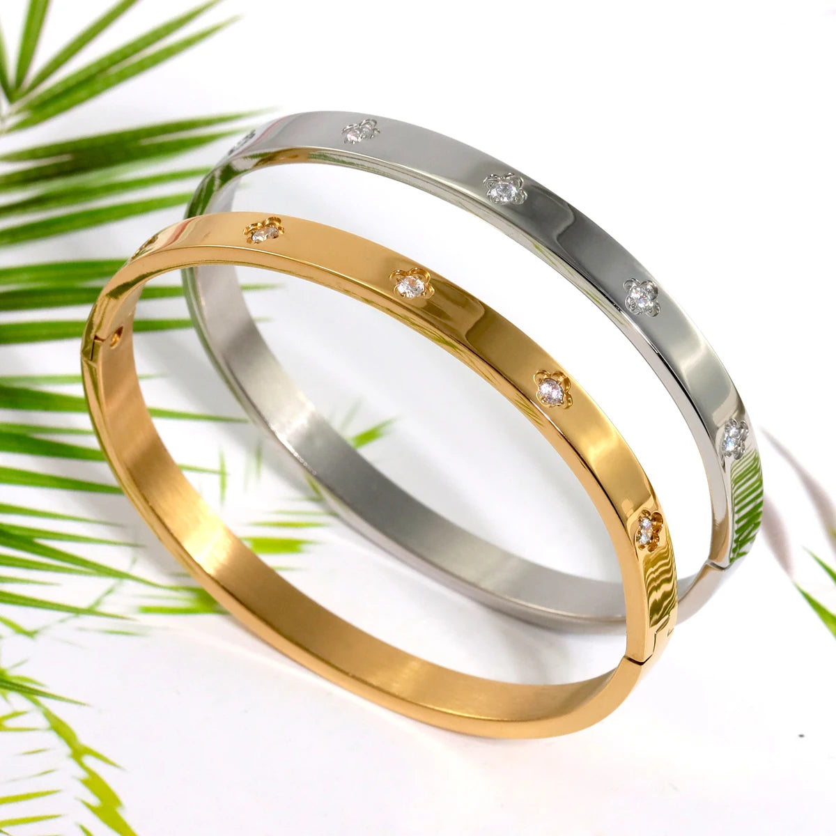 Pulseira Rígida com Flor Cravejada de Zircônia