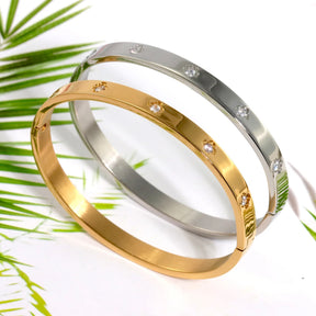 Pulseira Rígida com Flor Cravejada de Zircônia