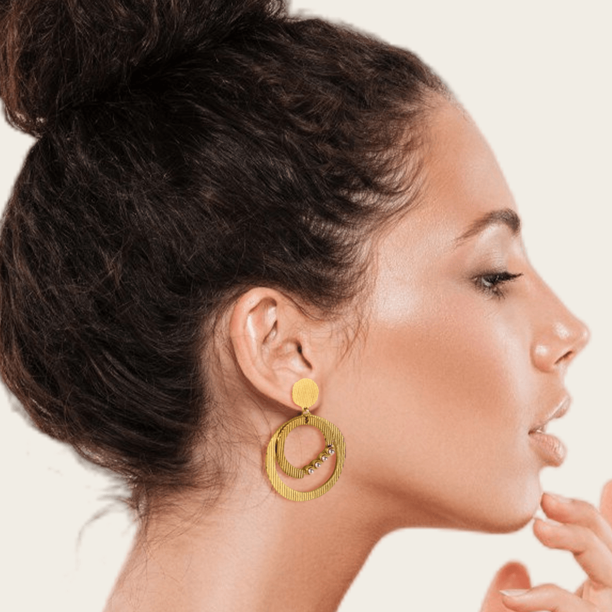 Brinco Circulo Trabalhado com Pérolas - Beverly Joias