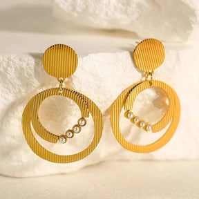 Brinco Circulo Trabalhado com Pérolas - Beverly Joias