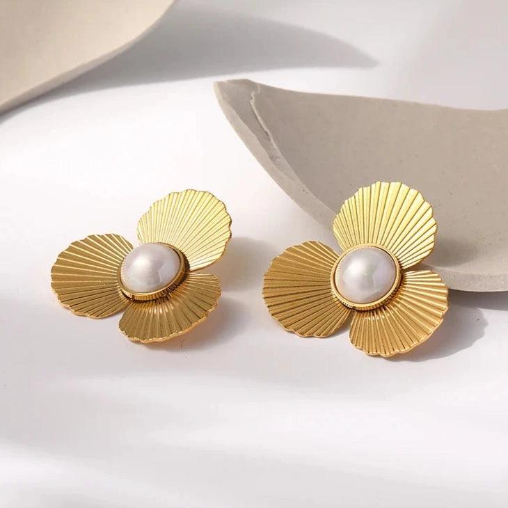 Brinco Flor de Três Pétalas com Pérola - Beverly Joias