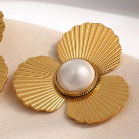 Brinco Flor de Três Pétalas com Pérola - Beverly Joias