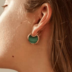 Brinco Meia Lua com Pedra Lisa - Beverly Joias
