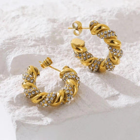 Brinco Torcido Cravejado de Cristais Moissanite - Beverly Joias