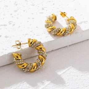 Brinco Torcido Cravejado de Cristais Moissanite - Beverly Joias