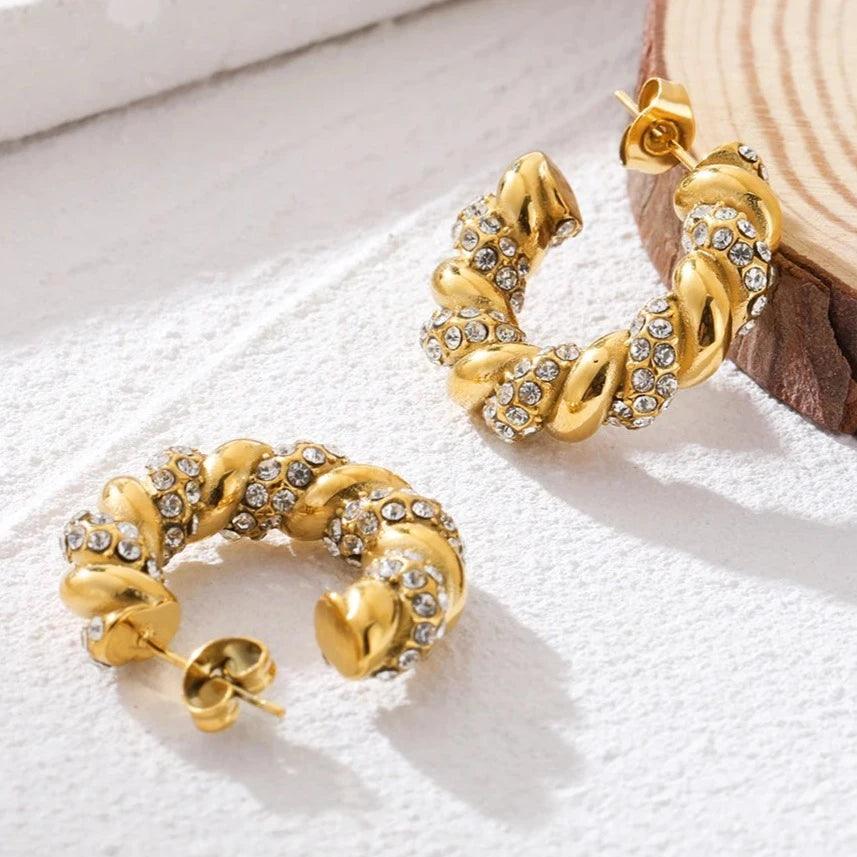 Brinco Torcido Cravejado de Cristais Moissanite - Beverly Joias